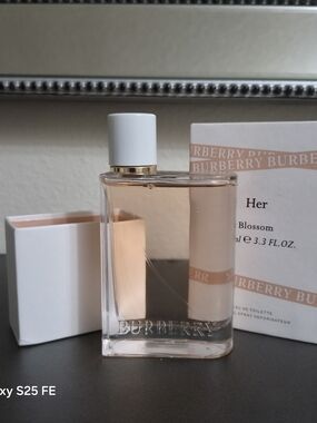 Burberry Her Blossom Eau de Toilette - Pale Pink Bottle